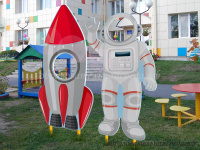 Композиция уличных фигур Ракета и космонавт