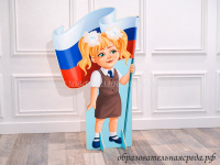 Театральная декорация Оля с флагом России