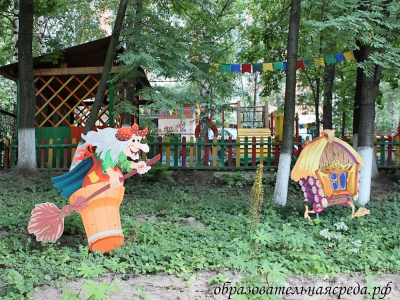 Уличная фигура Избушка на курьих ножках (2)