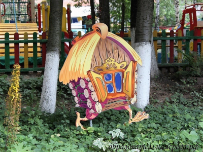 Уличная фигура Избушка на курьих ножках (1)